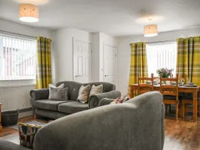 Bumblebee Lodge - Image 4