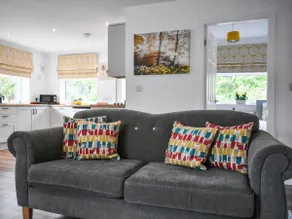 Bumblebee Lodge - Image 5