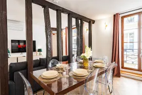 Contemporary Apt in Downtown | King Size Bed - Image 2