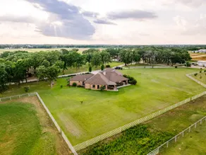 Luxe Farmhouse Nestled on 10 Acre Ranch - Image 3