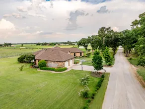 Luxe Farmhouse Nestled on 10 Acre Ranch - Image 2