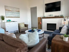 Lakefront Cottage- Come Relax at The Shore House - Image 2