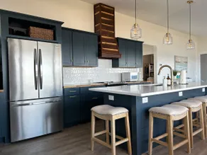 Lakefront Cottage- Come Relax at The Shore House - Image 4