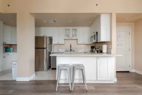 Remodeled 4th Floor Corner Unit w/ Fireworks View - Image 3