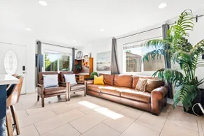 cheerful 6 beds single home with 2 car garage - Image 2