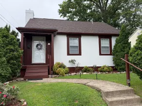2 bedroom w/free on-site parking. Near downtown - Image 2