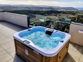 Southridge PH with jacuzzi, TOP views by Homely - Image 4