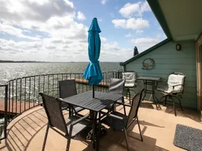 Lovely lakefront 2/2 condo, fish on balcony - Image 3