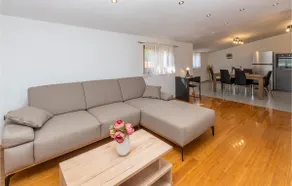 Gorgeous Apartment In Rezanci With Wifi - Image 4