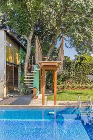 Family Home with Play Room, Pool and Jacuzzi - Image 3