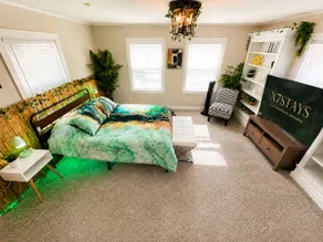 Retro 3BR near Horse Park | Arcade & Pets - Image 3