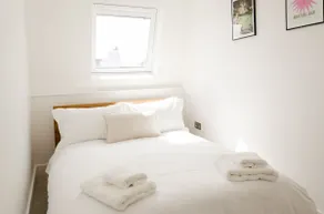Relaxing Retreat with Terrace & Sea Views - Sleeps 4 - Image 4