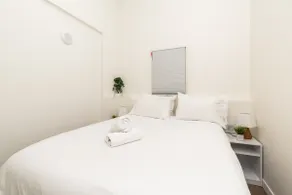 Minimalist Suite w High Ceilings & Parking! Unit A - Image 4