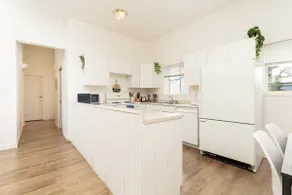 Minimalist Suite w High Ceilings & Parking! Unit A - Image 2