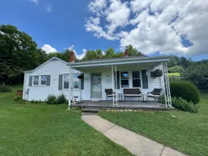 Farmhouse in Nathan's Creek with beautiful views - Image 2