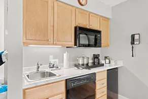 Waterfront condo w/ beach access & patio - Image 4