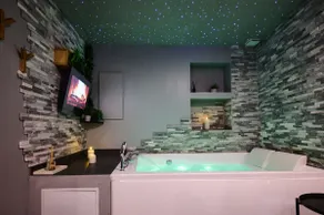 Small house | A/C • Hot tub & TV • Beaches 10 min - Image 2