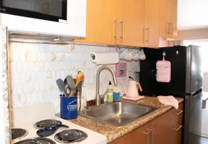 Cozy Poolside 1 BR in town | Fast WiFi - Image 5