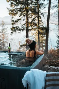 Couples Getaway with Hot Tub and Outdoor Shower - Image 5