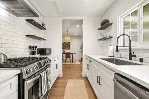 1970s Inglewood 3BR Gem w Parking, W/D & Jacuzzi - Image 5