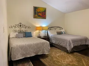 Spacious 2100sqft. 5 minute drive to Lake - Image 4