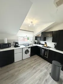 2 Bed Ensuite Flat, Private Parking, WiFi, Sky TV - Image 4