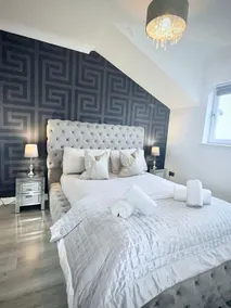 2 Bed Ensuite Flat, Private Parking, WiFi, Sky TV - Image 5