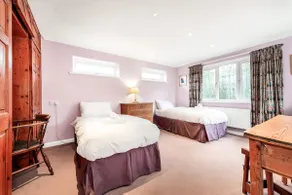 2-Bed Home with Free Parking - 2 min Walk to Bus - Image 4