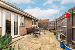 2-Bed Home with Free Parking - 2 min Walk to Bus - Image 5