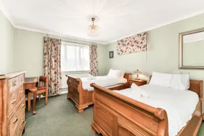 2-Bed Home with Free Parking - 2 min Walk to Bus - Image 3