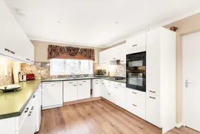 2-Bed Home with Free Parking - 2 min Walk to Bus - Image 2