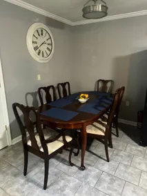 Comfortable 4 Bedroom home with free parking - Image 4
