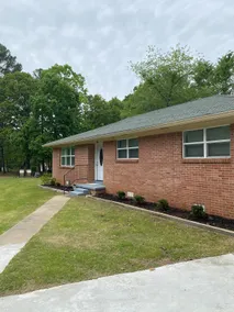 Comfortable 4 Bedroom home with free parking - Image 2