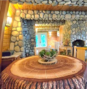 Unique Cozy Cabin Retreat Hot Tub King Bed Private - Image 4