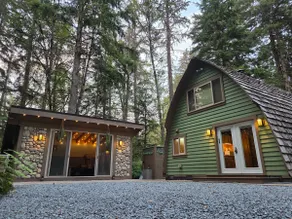 Unique Cozy Cabin Retreat Hot Tub King Bed Private - Image 2