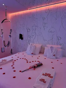 La Belle Nuit – Romantic Eternal Night with Jacuzzi - Image 3