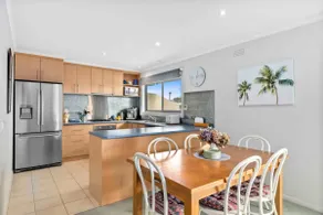 Peacehaven- walk to beach, shops. Parking, aircon - Image 3