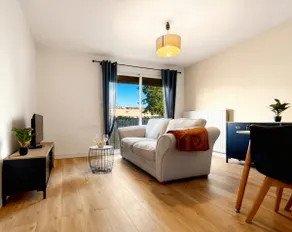 Bright two-room apartment with balcony & private parking - Image 4