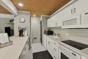Prime Location! 3 Bed Schuss Mountain Condo w/Pool - Image 3
