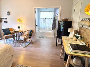 Shiloh-Serene. Private. King bed. Close to airport - Image 5