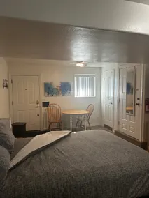 Quiet, Adorable queen bed, bath w/parking on site - Image 3