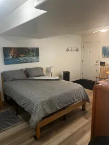 Quiet, Adorable queen bed, bath w/parking on site - Image 2