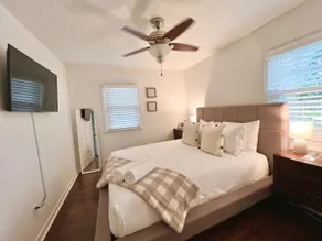 Cozy 3 BR Haven w Open Kitchen & Sunny Office - Image 4