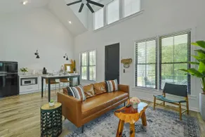 Hamilton Studio (NO Cleaning Fee) - Image 3
