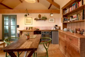 Open plan 16th century hayloft with Dartmoor view - Image 2