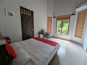 Cozy Upstairs Suite • 10 Min Airport • Balcony - Image 5
