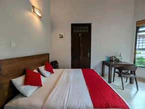 Cozy Upstairs Suite • 10 Min Airport • Balcony - Image 4