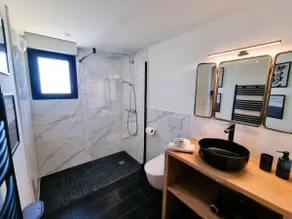 Modern Studio with Free Parking - Image 3
