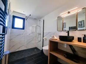 Modern Studio with Free Parking - Image 5