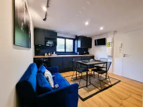 Modern Studio with Free Parking - Image 4